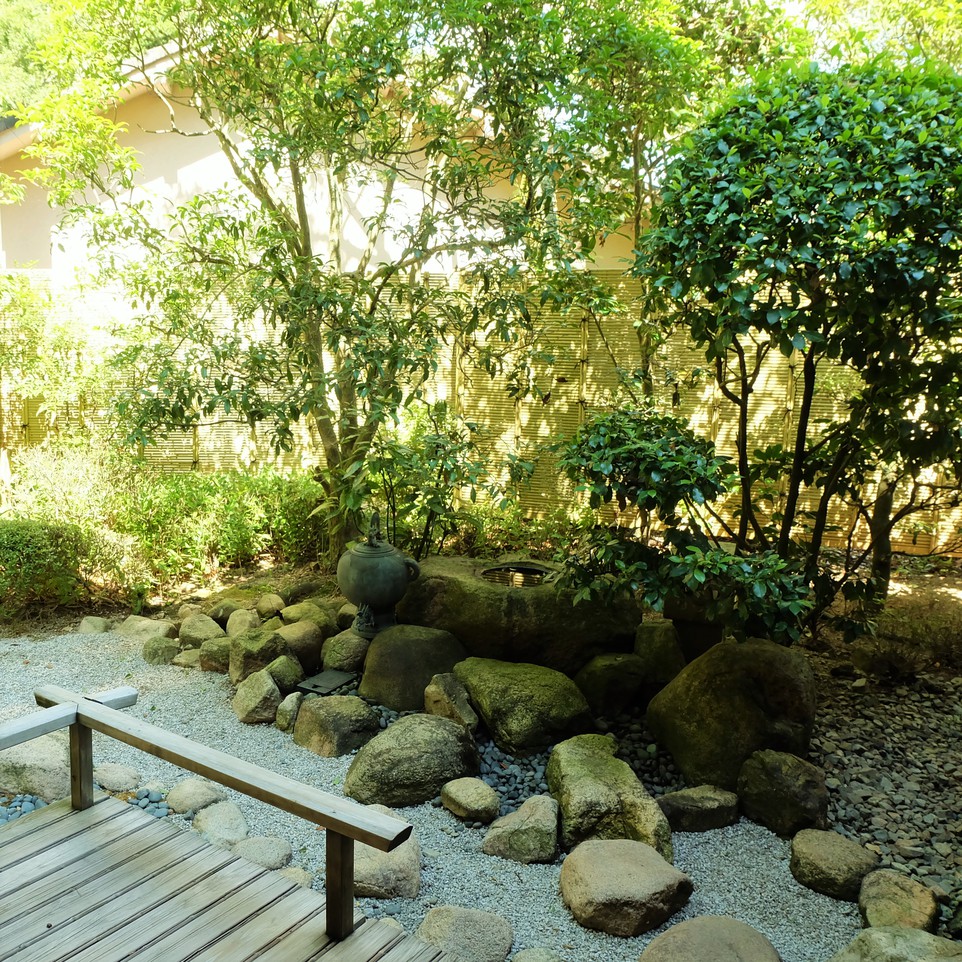 露天風呂付貴賓室 曲水亭-桐壷-専用のお庭では、日本庭園らしい風情をお楽しみいただけます。