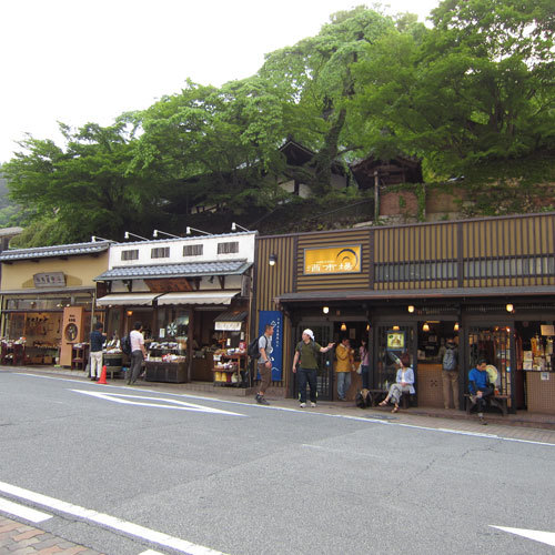 【月光園から徒歩4分】太閤通お土産や炭酸せんべいのお店が立ち並ぶ、有馬のメインストリート。