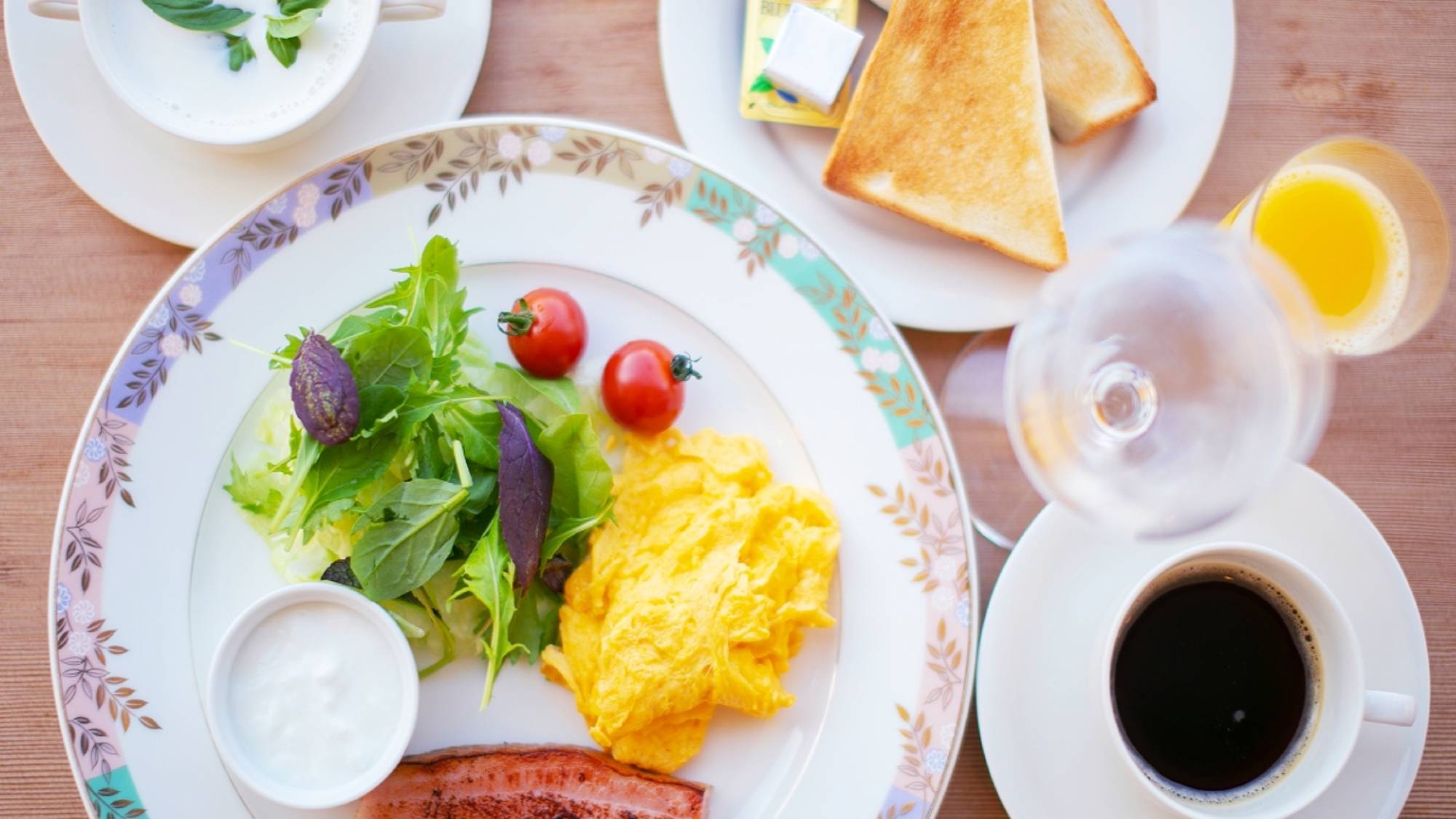 【朝食】地元食材を生かした、優しい味わいの朝食。木漏れ日差し込む朝陽とともに贅沢な朝をお迎えください