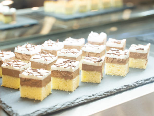 【ビュッフェレストランの一例】