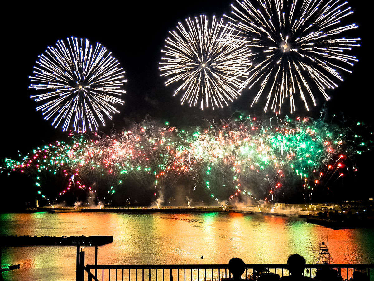 ホテルの目前から打ち上げられる「熱海海上花火大会」は迫力満点♪