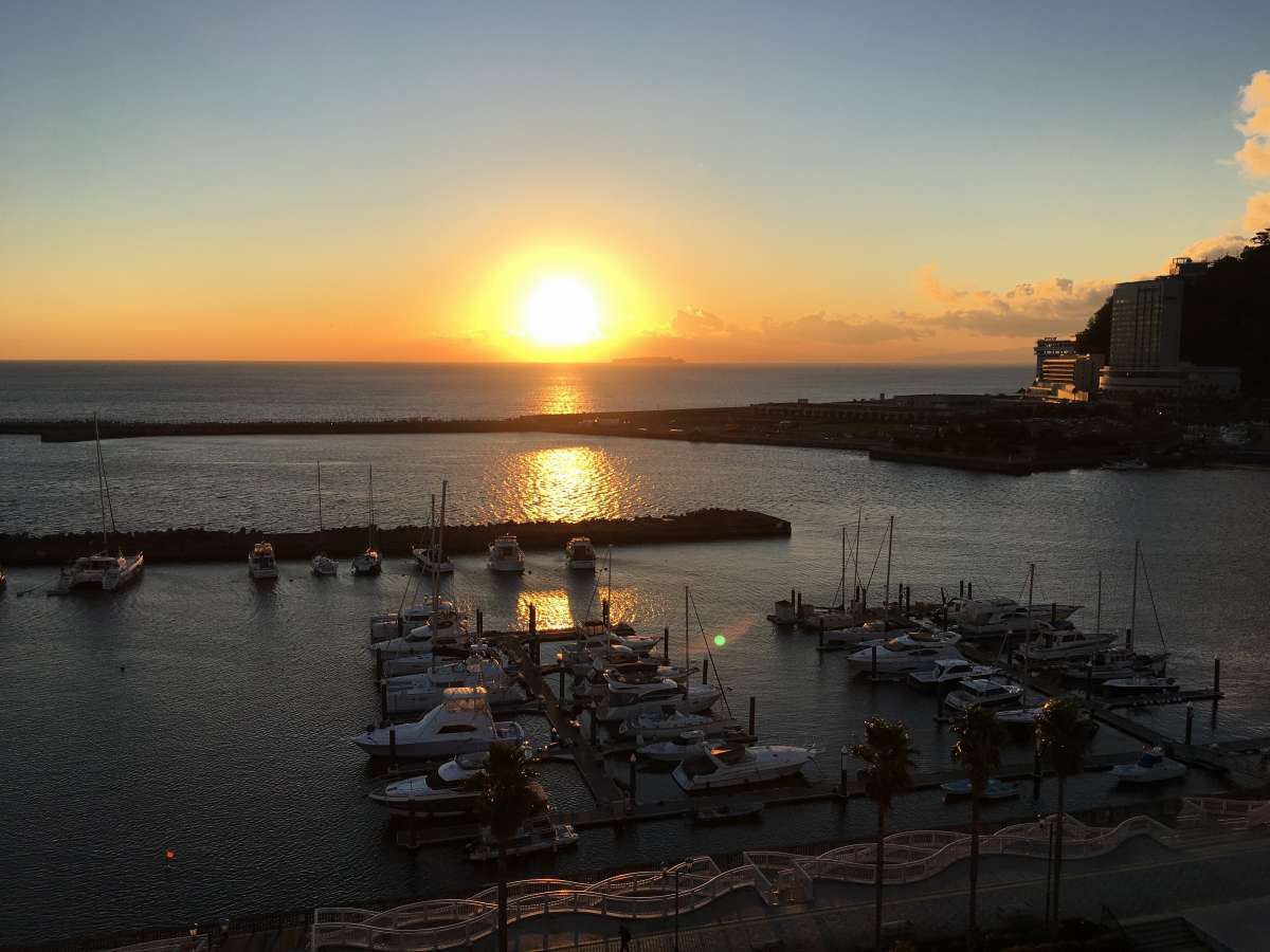 屋上より臨む朝日