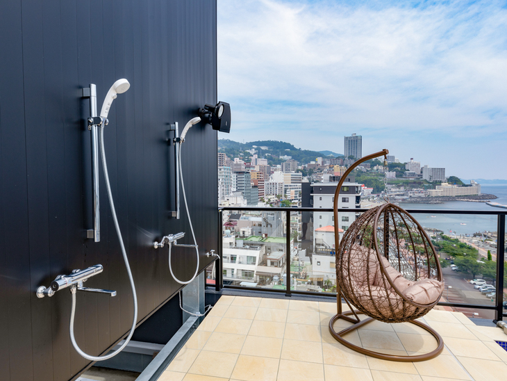 【プール】熱海の夜景も一望できるインフィニティプール（姉妹店）熱海シーフロントにご案内いたします。