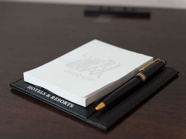 【ルームアイテム】オリジナルメモ用紙を全客室にご用意しております。