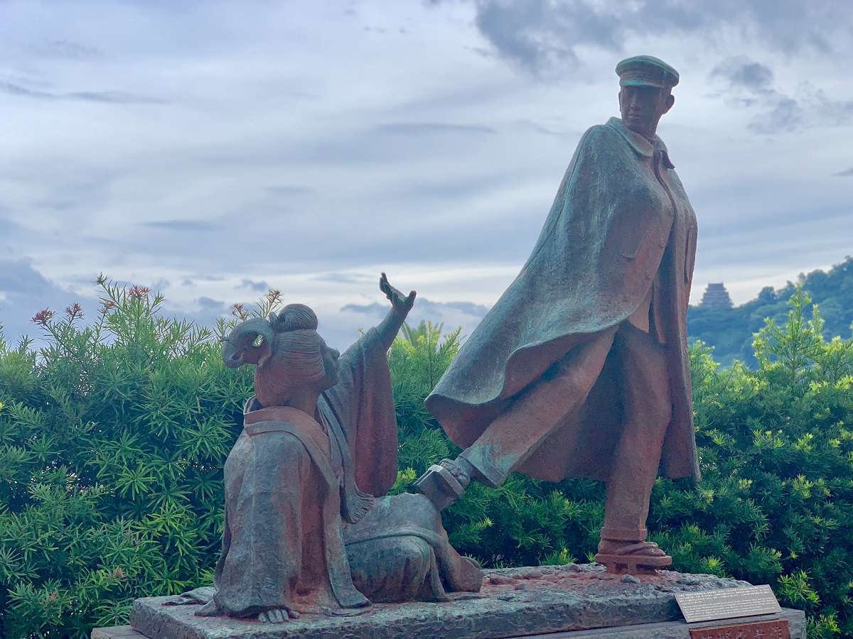 【貫一お宮の像】当館から徒歩5分