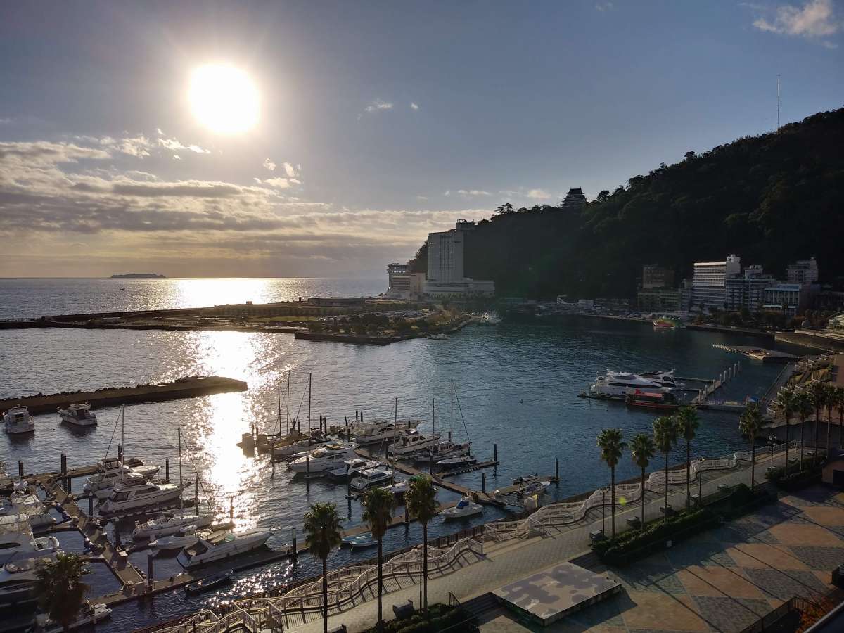 屋上より臨む朝日