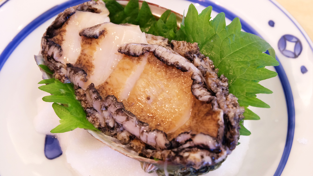 最上階ロイヤルスイートメイン料理のお肉が苦手なお客様には、鮑ステーキをご提供いたします。
