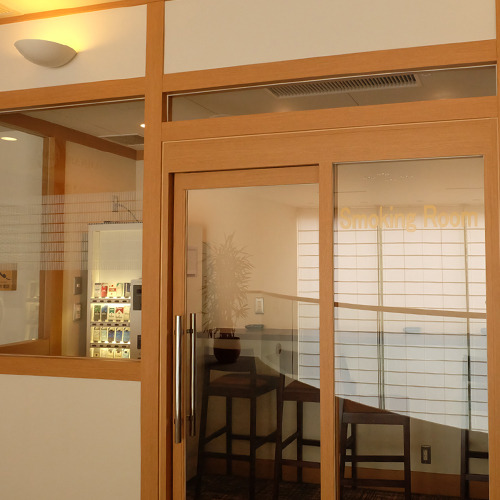喫煙コーナー喫煙の際は、鴻朧館、姉妹館游月山荘ともに売店横の喫煙室をご利用下さいませ。