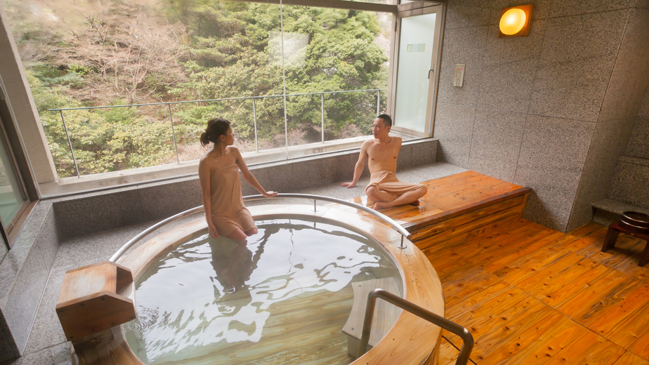 貸切テーマ風呂【檜】総檜造りの浴室で、リラックスした水入らずのひと時をお楽しみくださいませ。