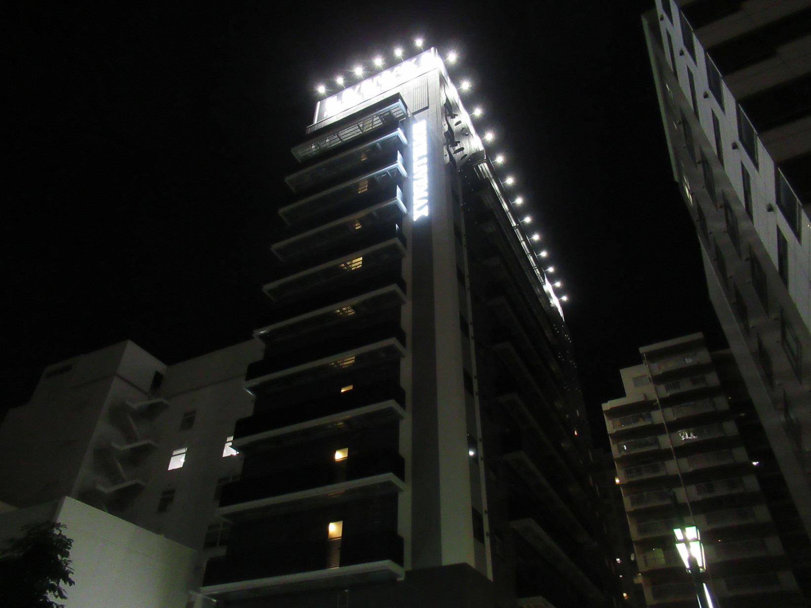 夜の外観
