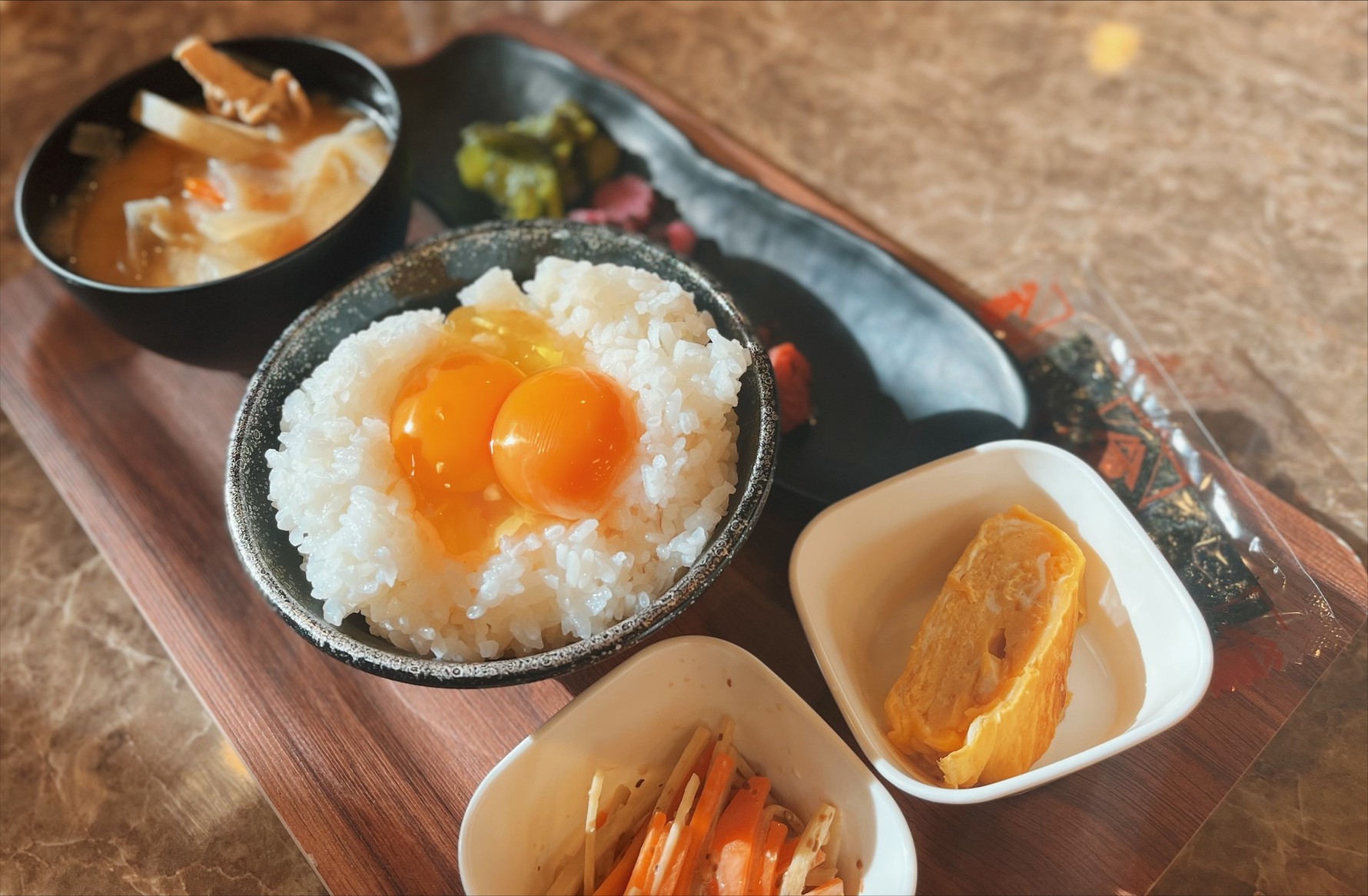 朝食豚汁・卵かけご飯