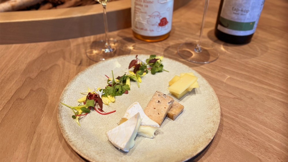 3種類の北海道産チーズとワインセット（※写真は2名様分のイメージです。）