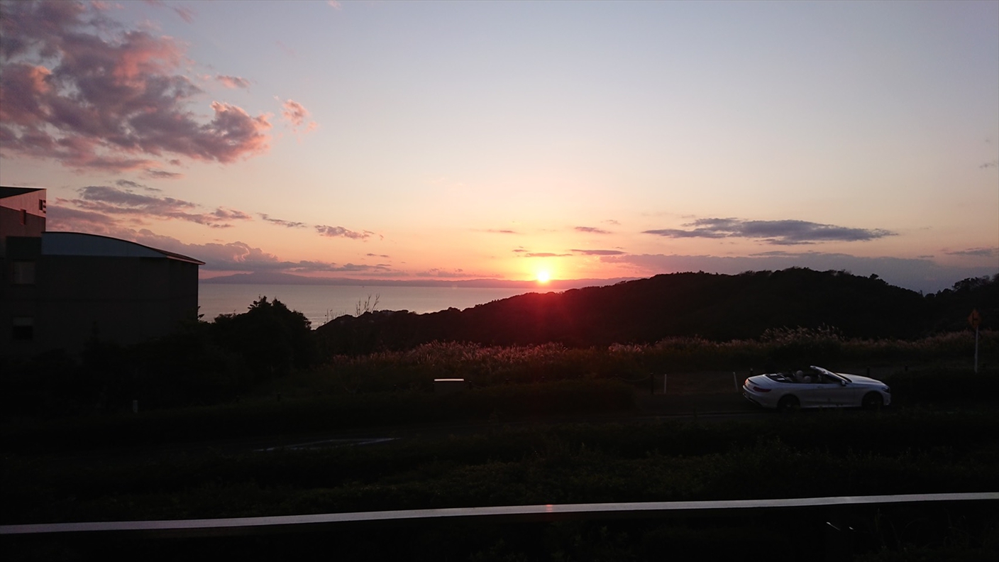 【ホテルからの景色】太平洋に沈む夕日を見ながらのんびりとしたひと時をお過ごしください。
