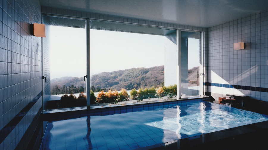 【大浴場】三浦半島の自然を見ながら1日の疲れを流してください。
