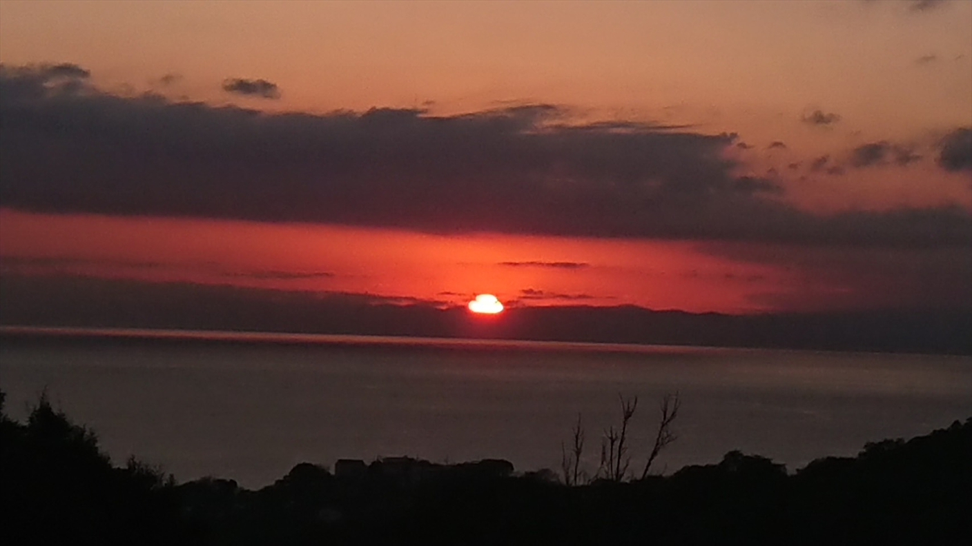 【ホテルからの景色】太平洋に沈む夕日を見ながらのんびりとしたひと時をお過ごしください。