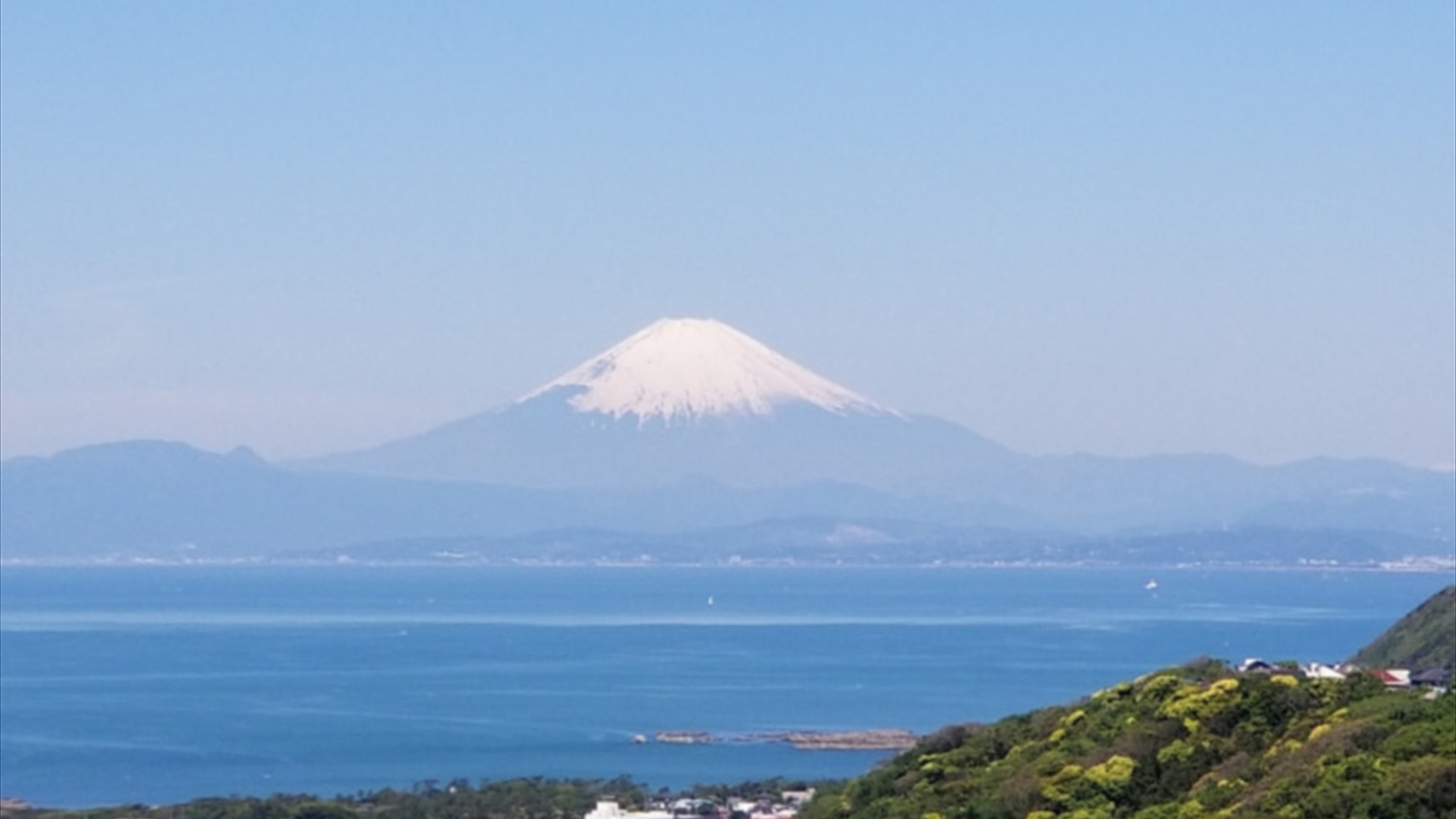 【ホテルからの景色】晴れた日には太平洋や富士山が見渡せる風光明媚な立地です。