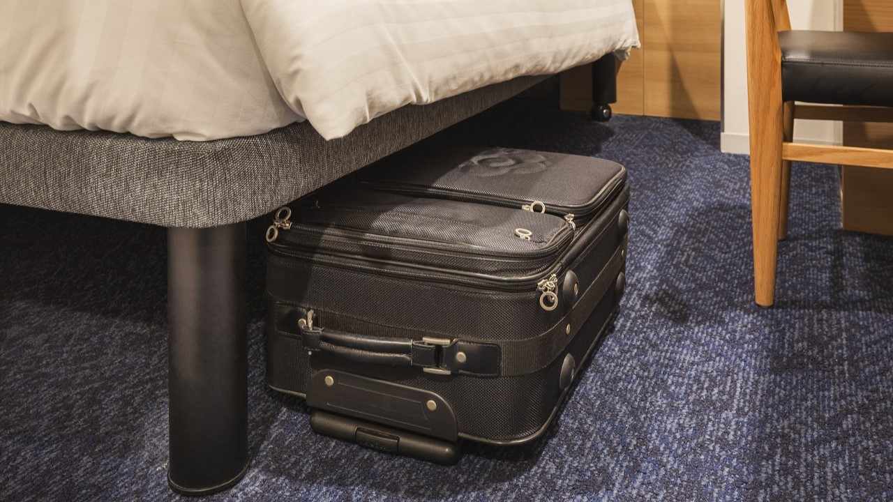ベッド下荷物スーツケース