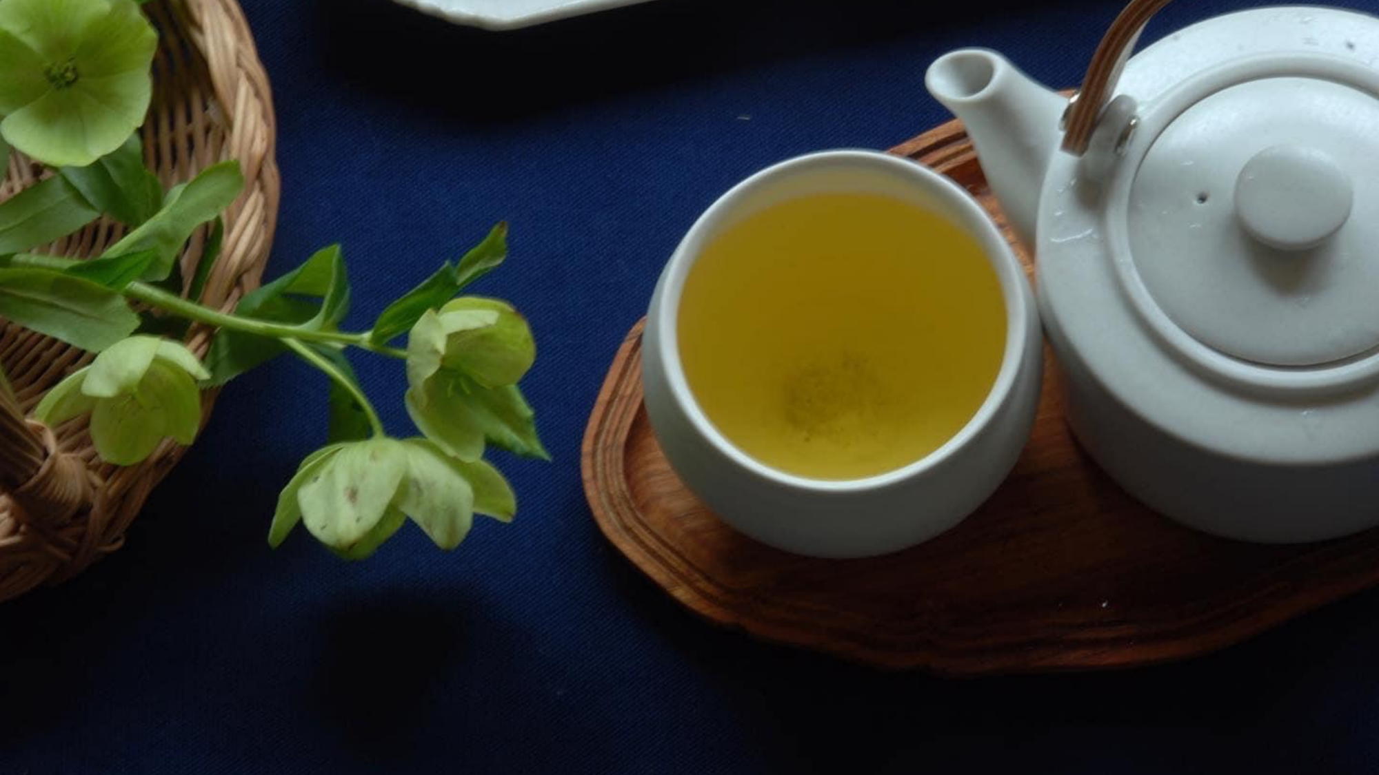 【自家製のお茶】収穫タイミングや山のお茶の蒸しの 度合いにもこだわっています。