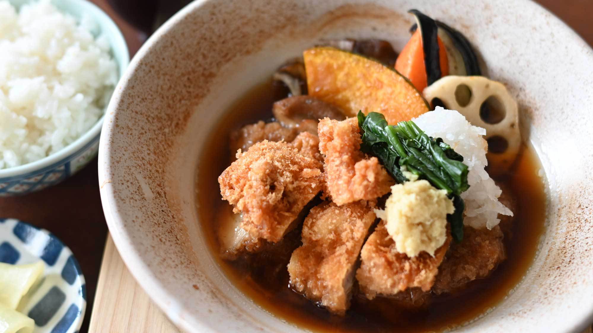 【レストランメニュー】中札内産鶏のチキンカツ煮定食-季節の野菜添え