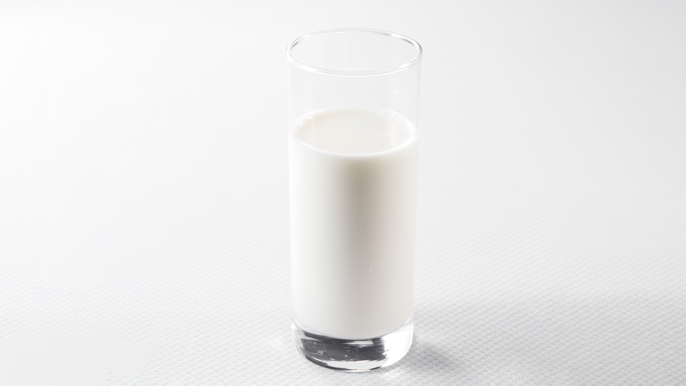 朝１杯の牛乳を飲むだけで１日に必要なカルシウムの1/3を摂取できます。