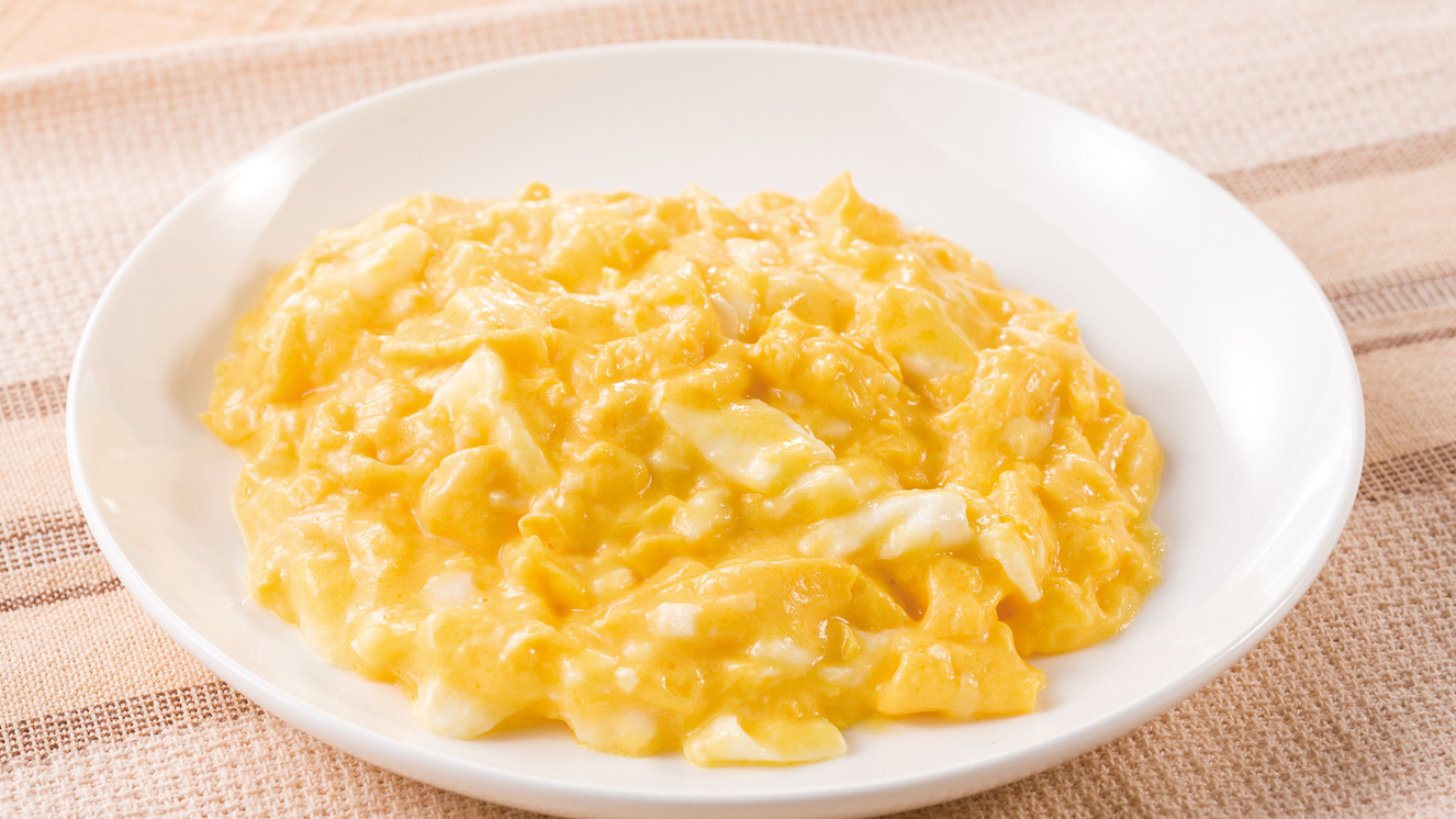 【スクランブルエッグ】そのままでもおいしく、パンやワッフルとの相性も抜群です。