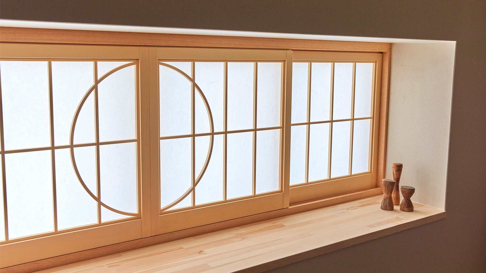 【12畳和室】満月をイメージした採光窓の装飾