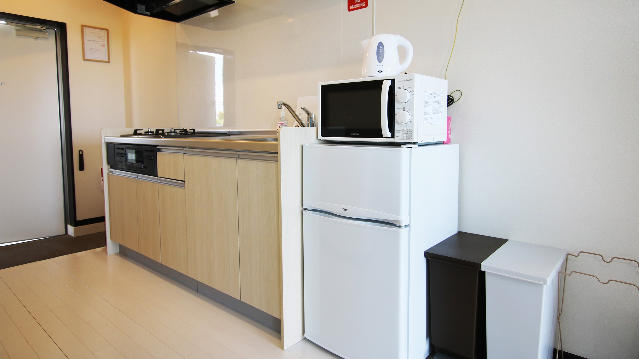 301・302:キッチン：ガスコンロ・冷蔵庫・電子レンジ・電子ポット・フライパン・調理器具・食器類