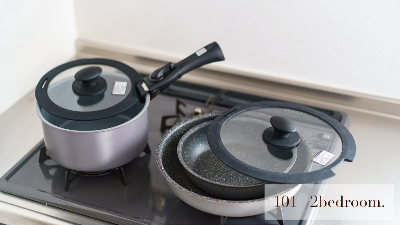 101：フライパン・鍋・調理器具・食器類をご用意しております。