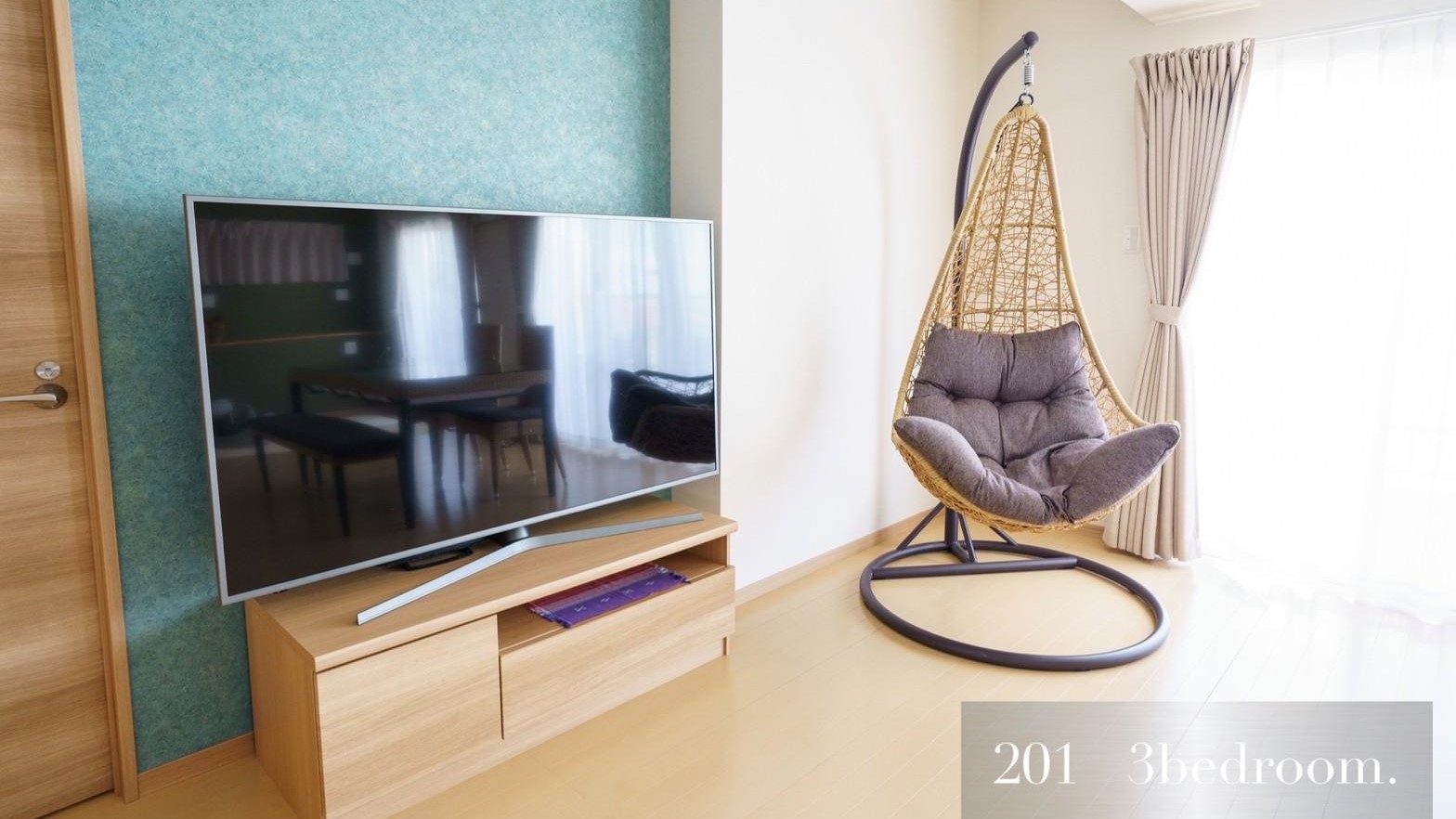 201：インテリアはラタン調の家具で統一され、優しい色合いのグリーンやパープルがアクセント