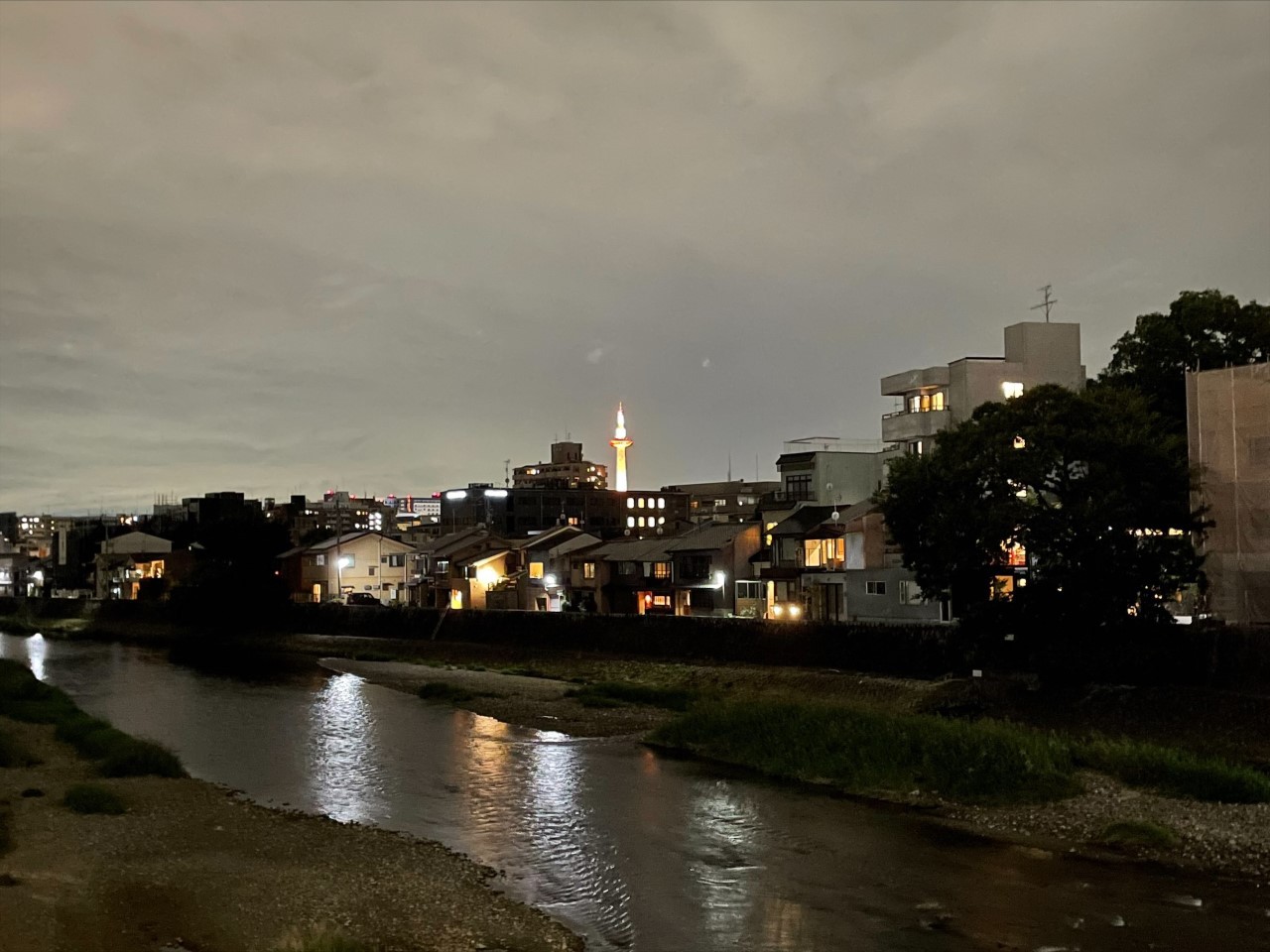 夜の鴨川から見える京都タワー