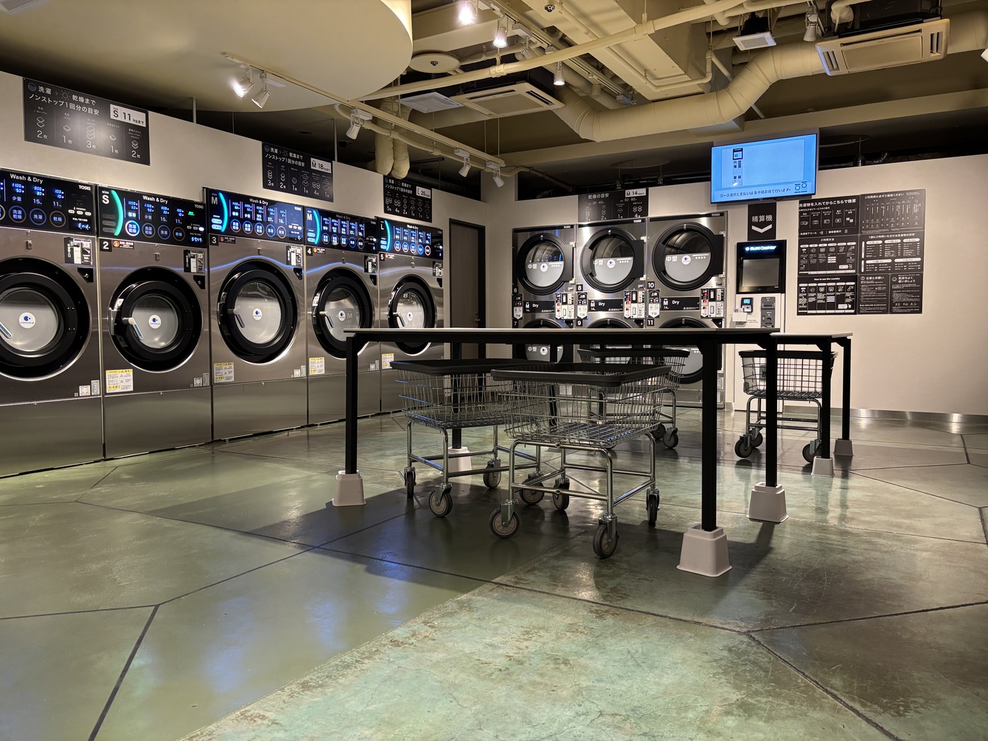１Fコインランドリー（LAUNDRY MORE)