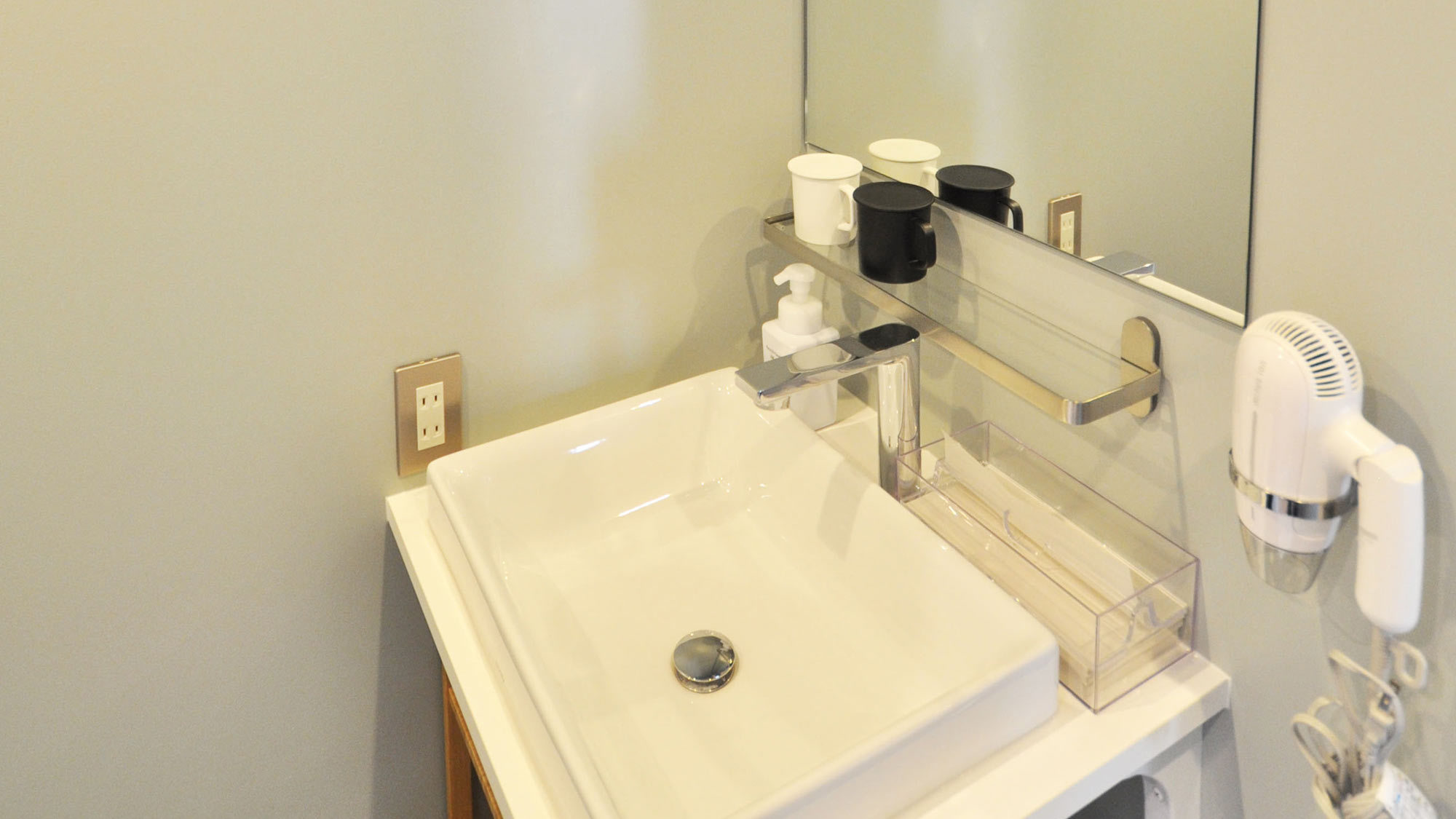 ・シャワールームと別室で使い勝手のいい洗面台・ツインルーム