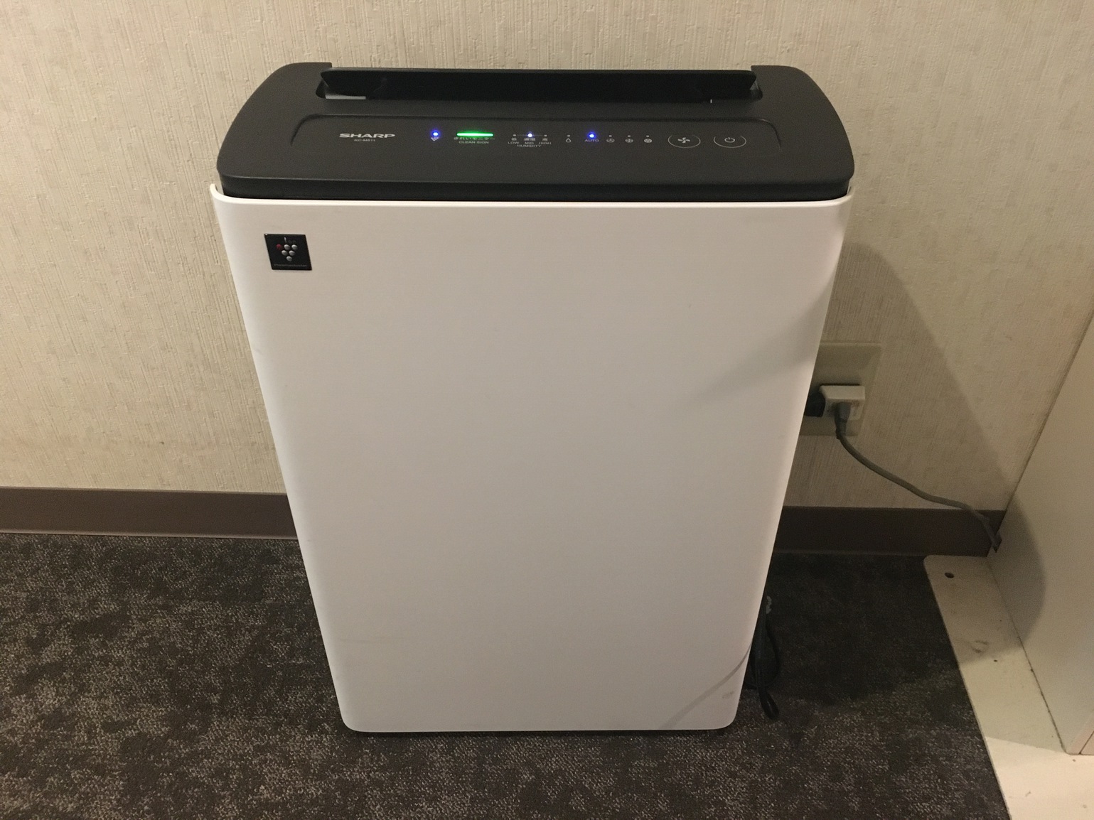【空気清浄機】各階フロアに設置しております。少しでもタバコ臭やその他臭気が無い様に努めております。