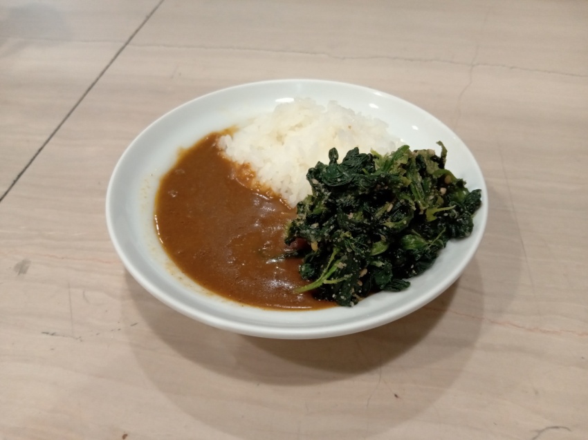 【朝食アレンジメニュー】ほうれん草カレー！胡麻和えほうれん草ですが、このカレーには合いますよ♪