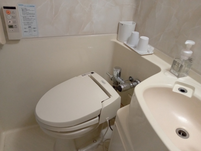 【ウォシュレット操作盤は便器横か、正面に設置しております】