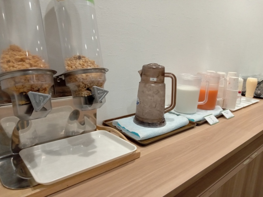 【朝食】コーンフレーク、フルーツグラノーラ