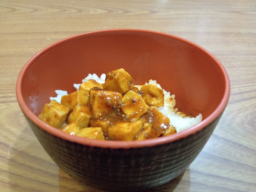 【朝食アレンジメニュー】麻婆豆腐丼！辛めの麻婆豆腐とご飯がドッキングの至福の一品デス♪