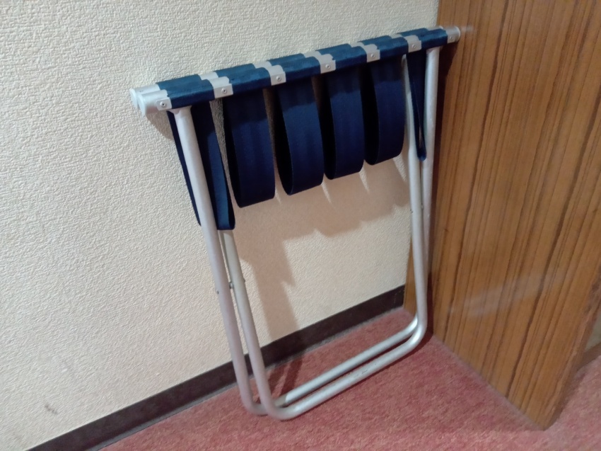 【荷物台】お部屋に常設しております。お荷物等を載せてください。
