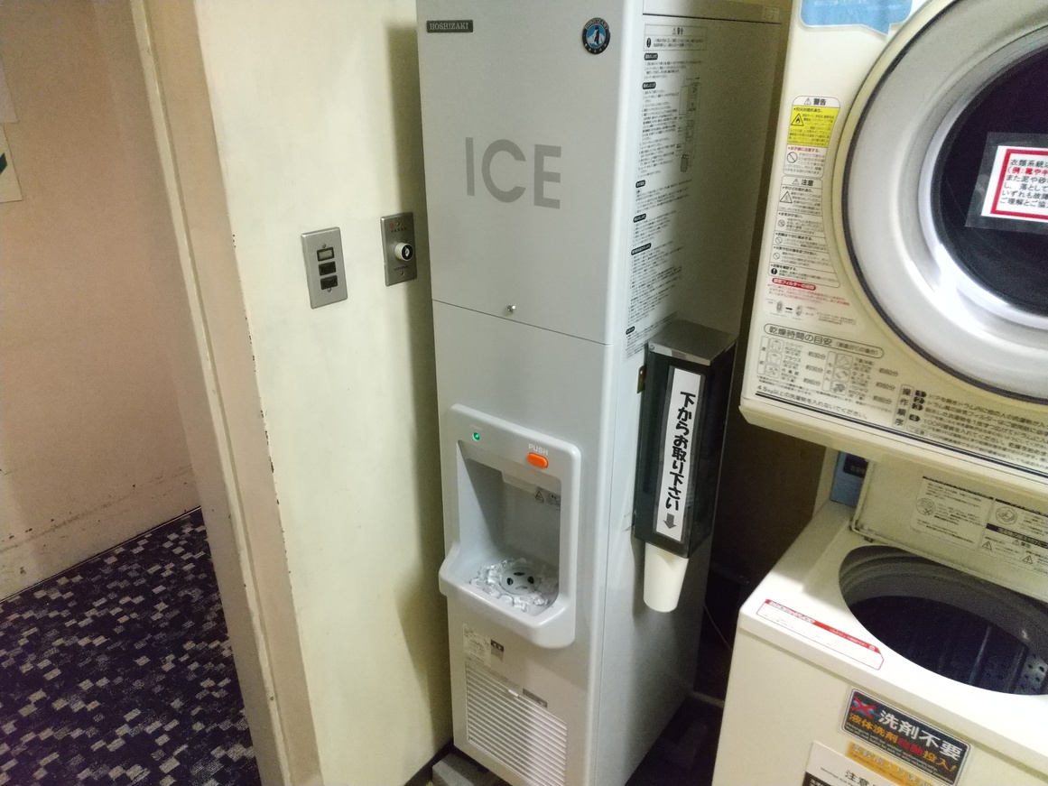 1階、自販機コーナーに製氷機をご用意しております。脇にある大き目カップにお入れください。