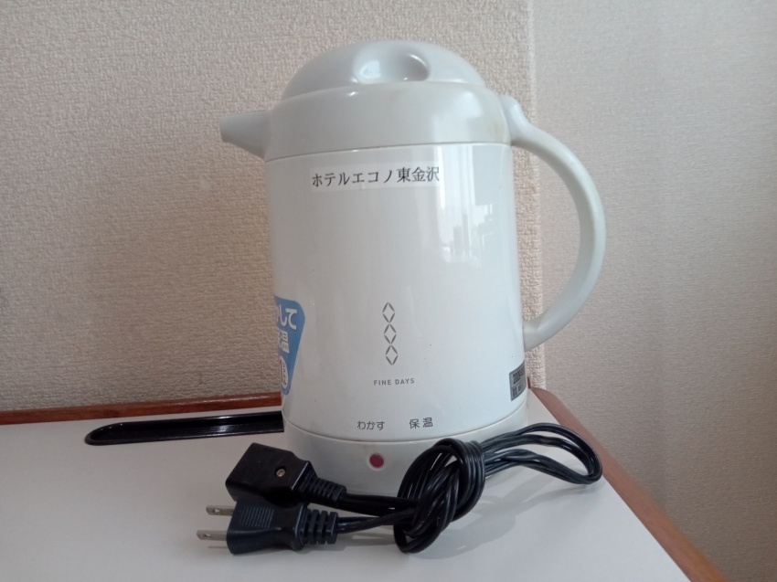 【湯沸かしポット】お水はバスルームの洗面台備え付け蛇口よりお入れください。飲料可となっております。