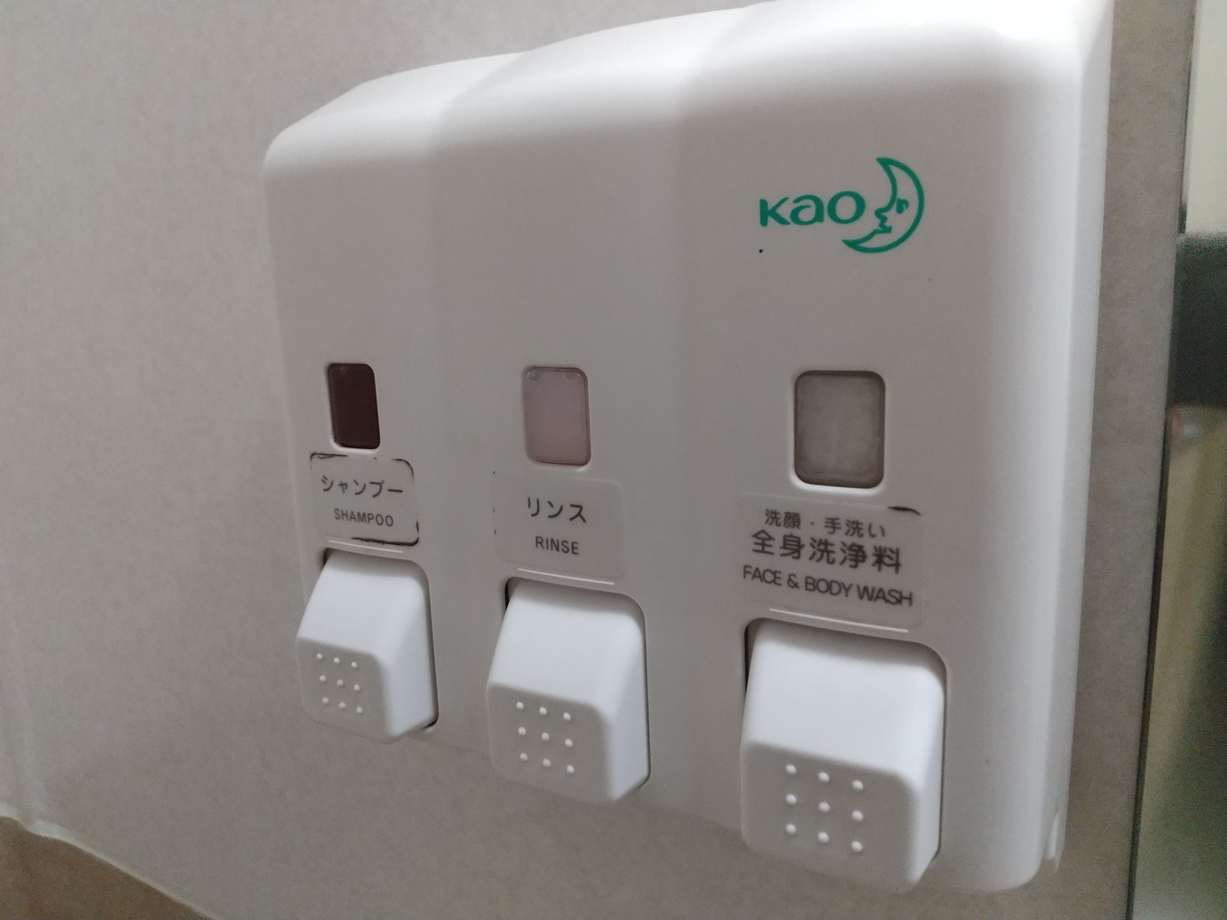 シャンプー、リンス、ボディーソープのご用意がございます。別途ハンドソープもお部屋にご用意。