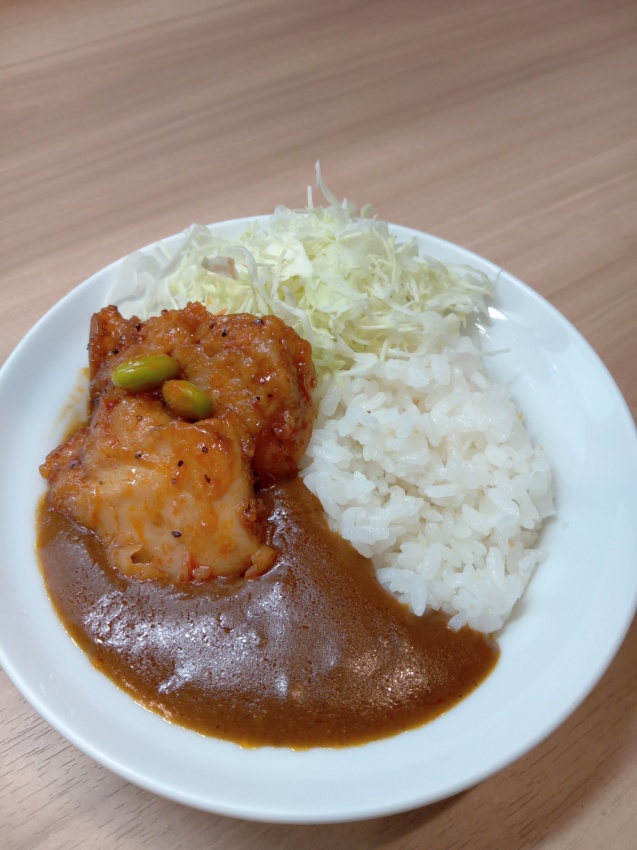 【朝食アレンジメニュー】ミニチキン載せカレー！甘辛味付けのチキンとカレーのハーモニーをご堪能ください