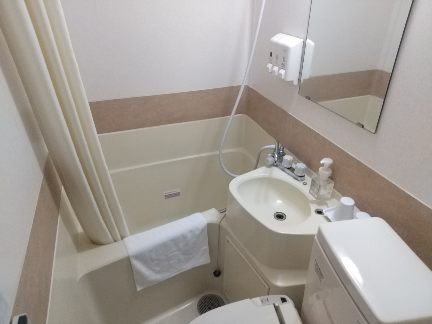 ユニットバスとなっております。トイレは洗浄機付、バスタオル、フェイスタオルもご用意しております。