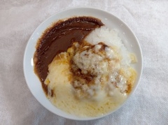 【朝食アレンジメニュー】チーズインカレー、チーズが溶けるとカレーと融合して旨さが増します♪