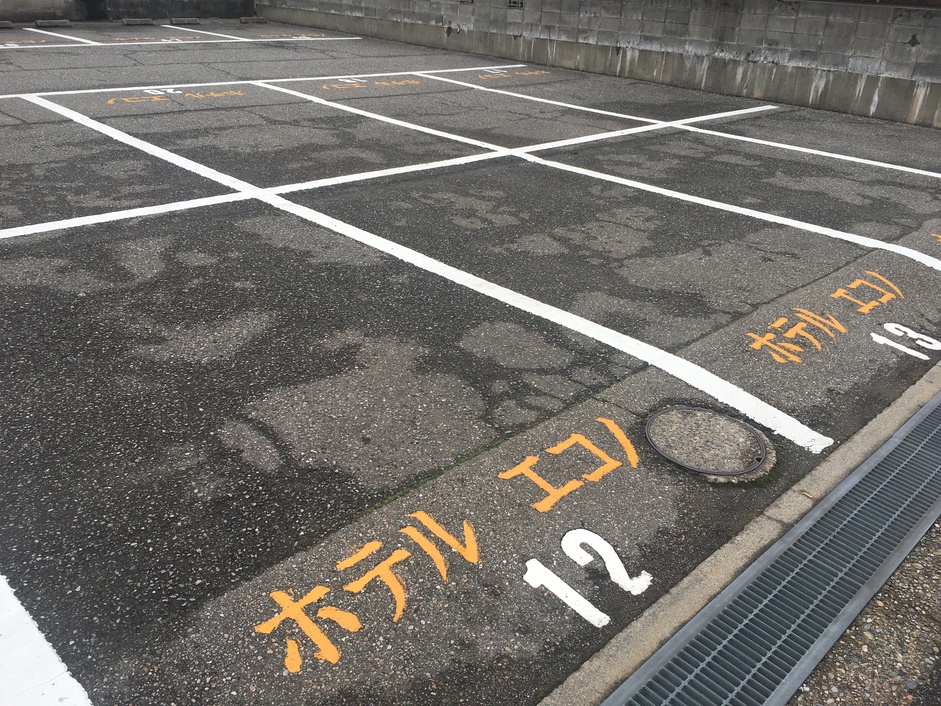 【第2駐車場】当ホテル側面の側道添いにあります。詳しくはフロントスタッフまでお尋ねください。