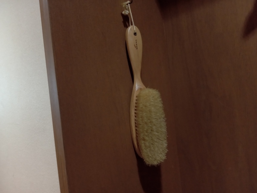 【洋服ブラシ】お部屋に常設しております。