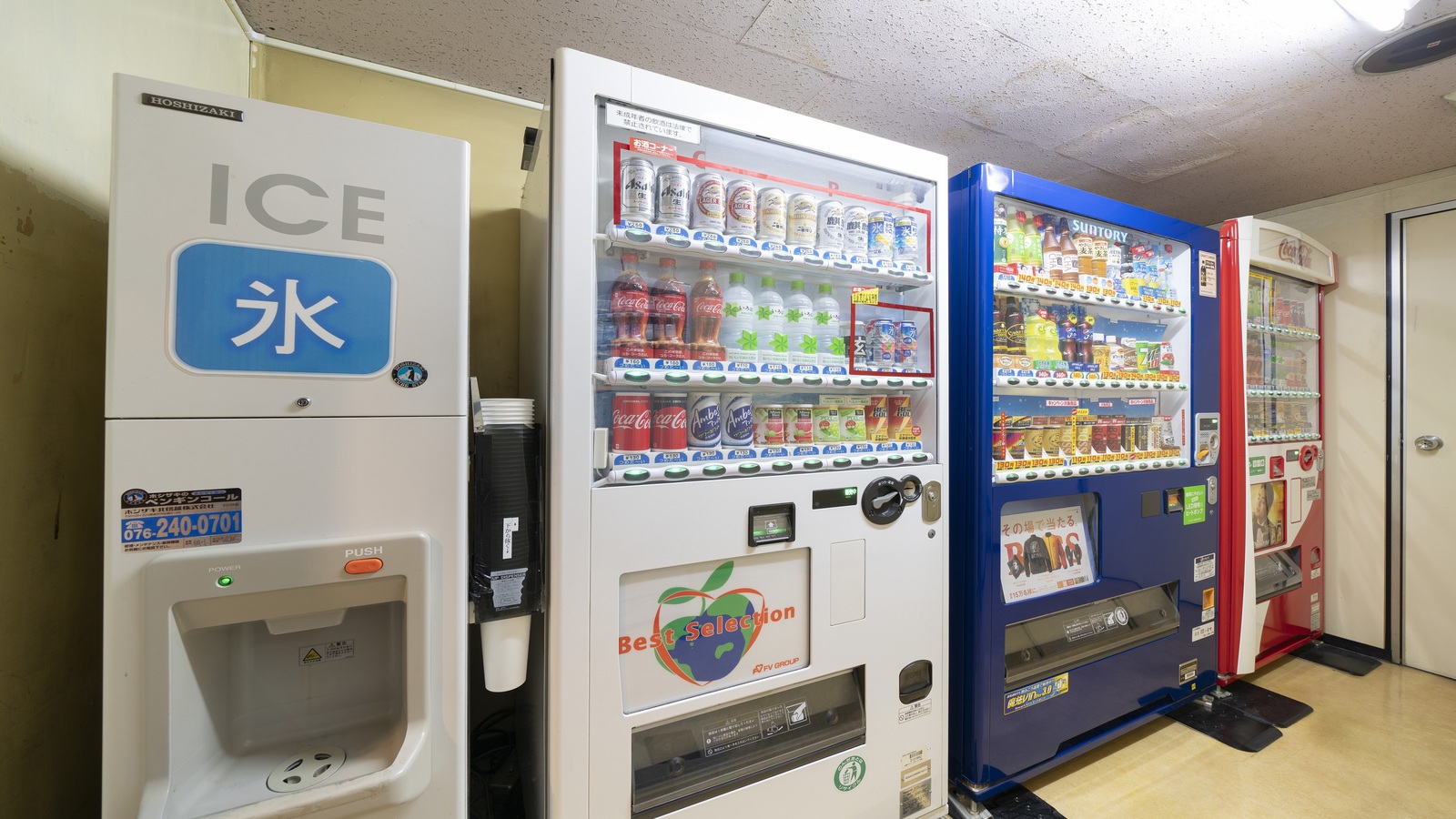 自動販売機は1階にございます♪ソフトドリンク、アルコール類、おつまみ等