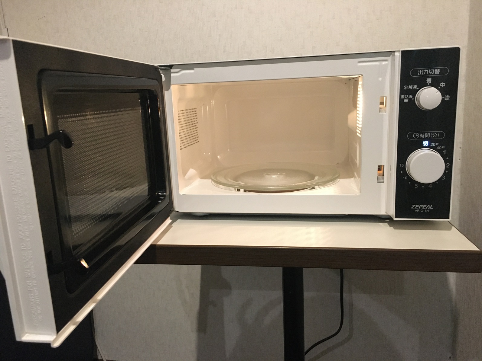 【電子レンジ】各階フロアに設置しております。お弁当等の温めにご利用ください。
