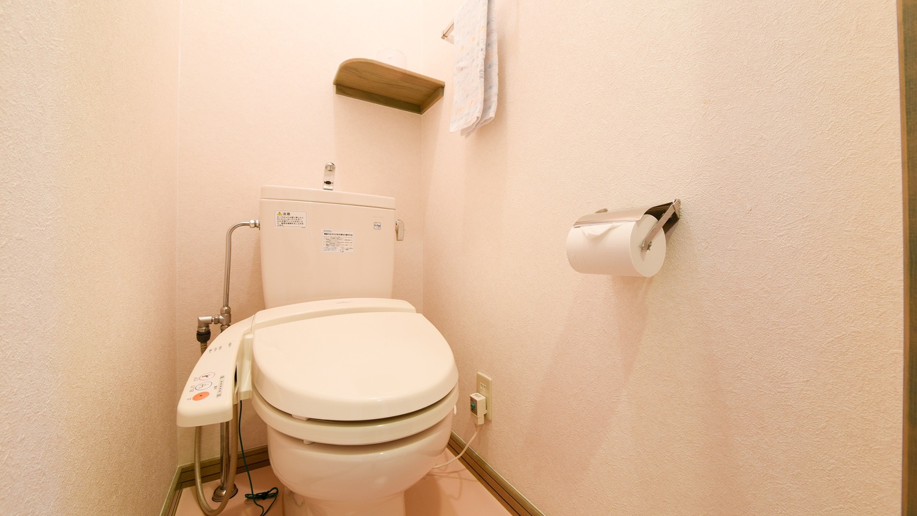 *【部屋】客室のトイレです。全室ウォシュレット付きで快適に過ごせます。