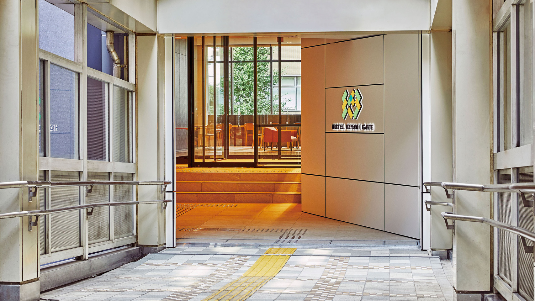 京王「府中」駅からは屋根付きデッキで直結